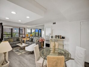 Interior - Charming Ocean View Condo / Beach Service / 516 (Miami Beach)