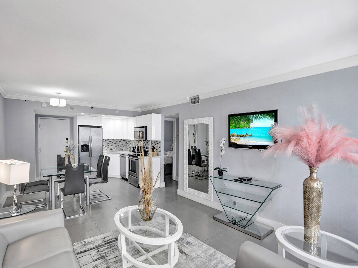 Amazing 3BD Ocean View Condo / Beach Service / 715