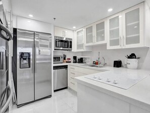 Refrigerador, microondas, horno y parrilla de estufa