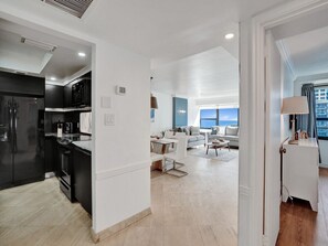 TV, table tennis - Spacious Ocean View Condo / Beach Service / 803 (Miami Beach)