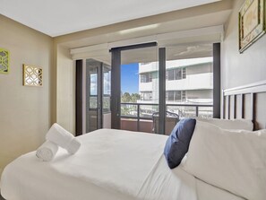 2 bedrooms, desk, iron/ironing board, travel crib - Ocean View Condo / Beach Service & Pool / 618 (Miami Beach)