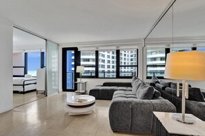 Smart TV - Stylish Ocean Beach Retreat / Beach Service / 1009 (Miami Beach)