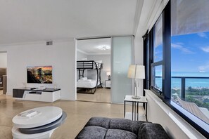 2 bedrooms, iron/ironing board, travel cot, free WiFi - Stylish Ocean Beach Retreat / Beach Service / 1009 (Miami Beach)