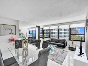 Interior - Lovely Ocean View Condo / Beach Service / 704 (Miami Beach)