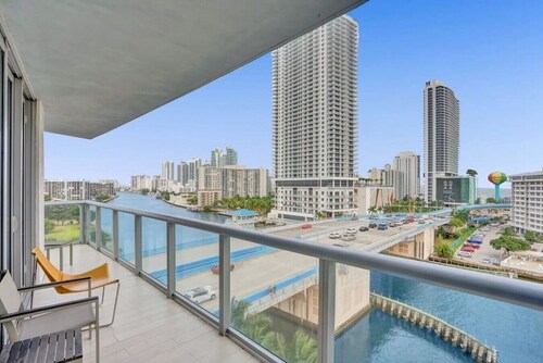 Modern Ocean View Condo Pool Gym Beach Service 902