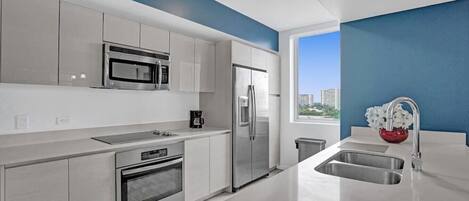 Een koelkast, een microgolfoven, een oven, een kookplaat