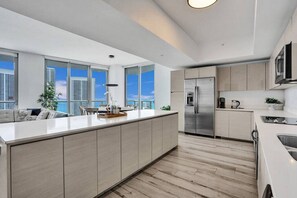 Fridge, microwave, oven, stovetop - Ocean View Lower Penthouse Amazing Views Beach Service, Pool, Gym 3001 (Hallandale Beach)