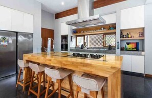 Kühlschrank, Mikrowelle, Ofen, Mixer