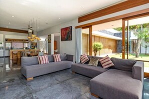 Fernseher, Tischfußball