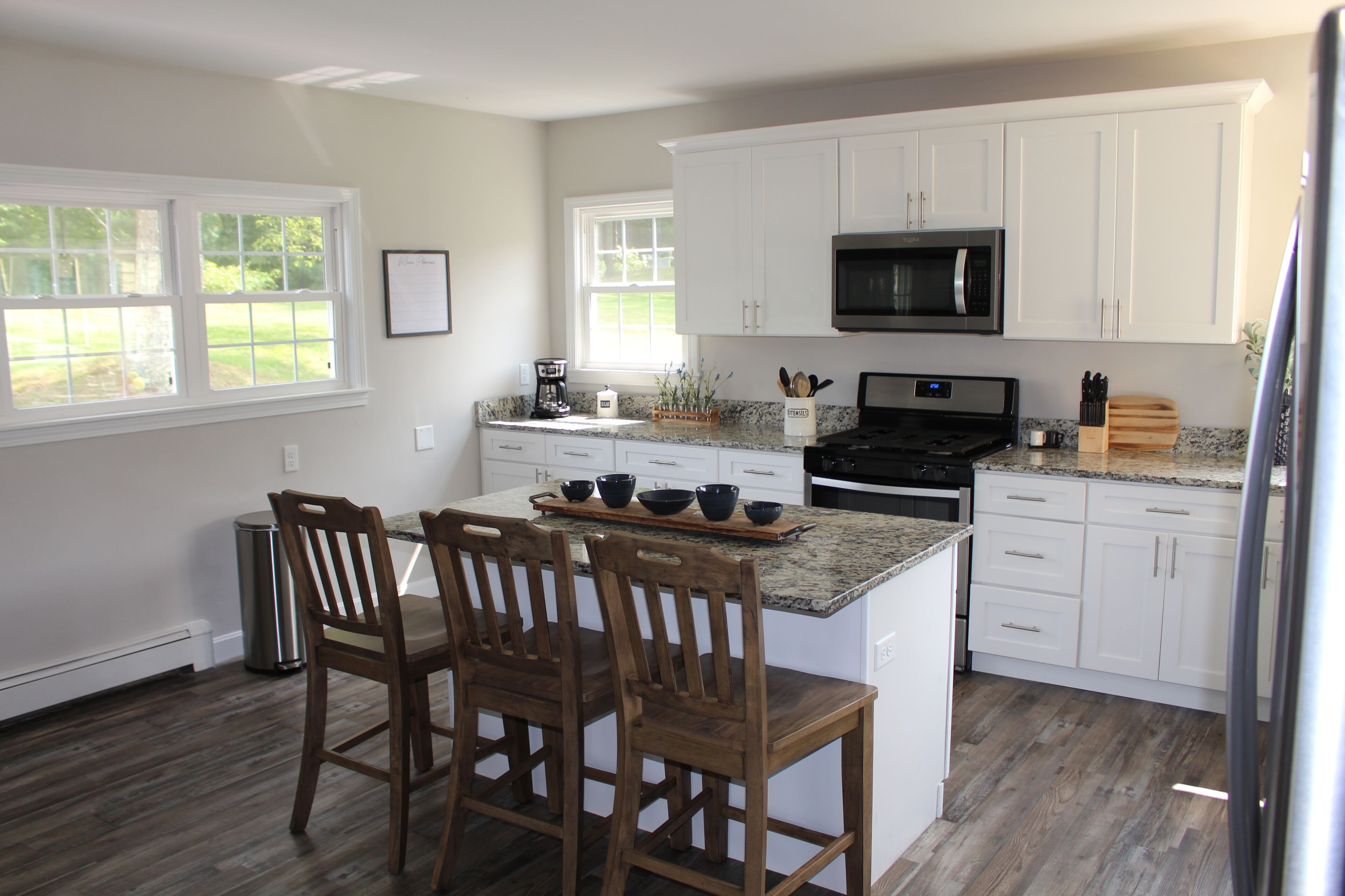 Geladeira, micro-ondas, fogão, cooktop