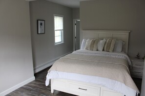 3 bedrooms, iron/ironing board, free WiFi, bed sheets - Central, Charming & Modern Home (Lakeville)