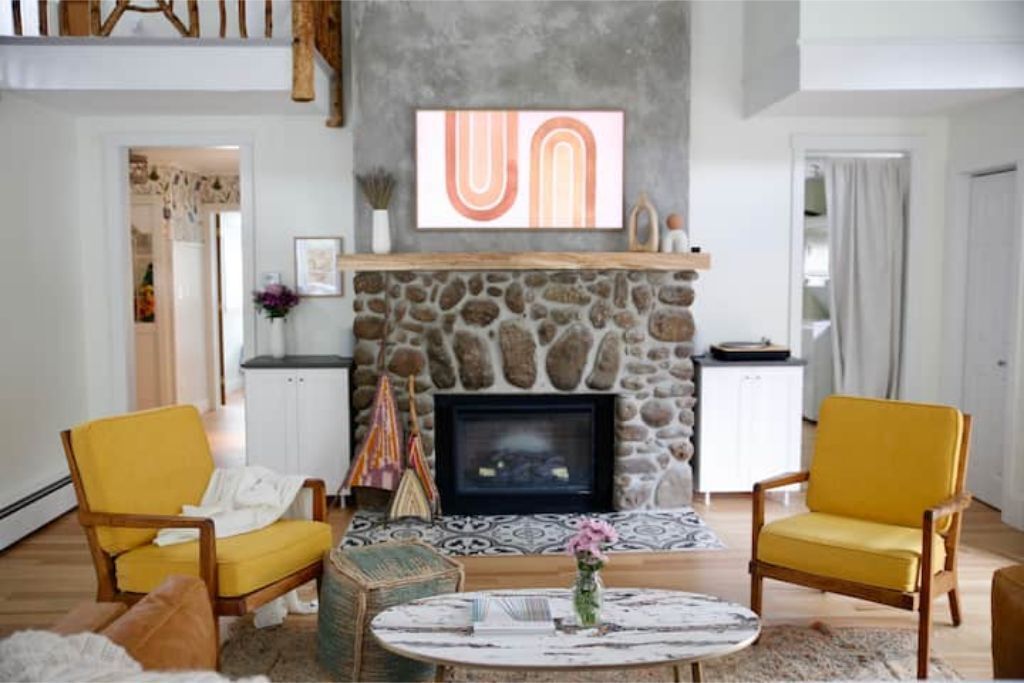 NEW Stylish Waterfront Retreat - Skiing, Swimming, Hot Tub