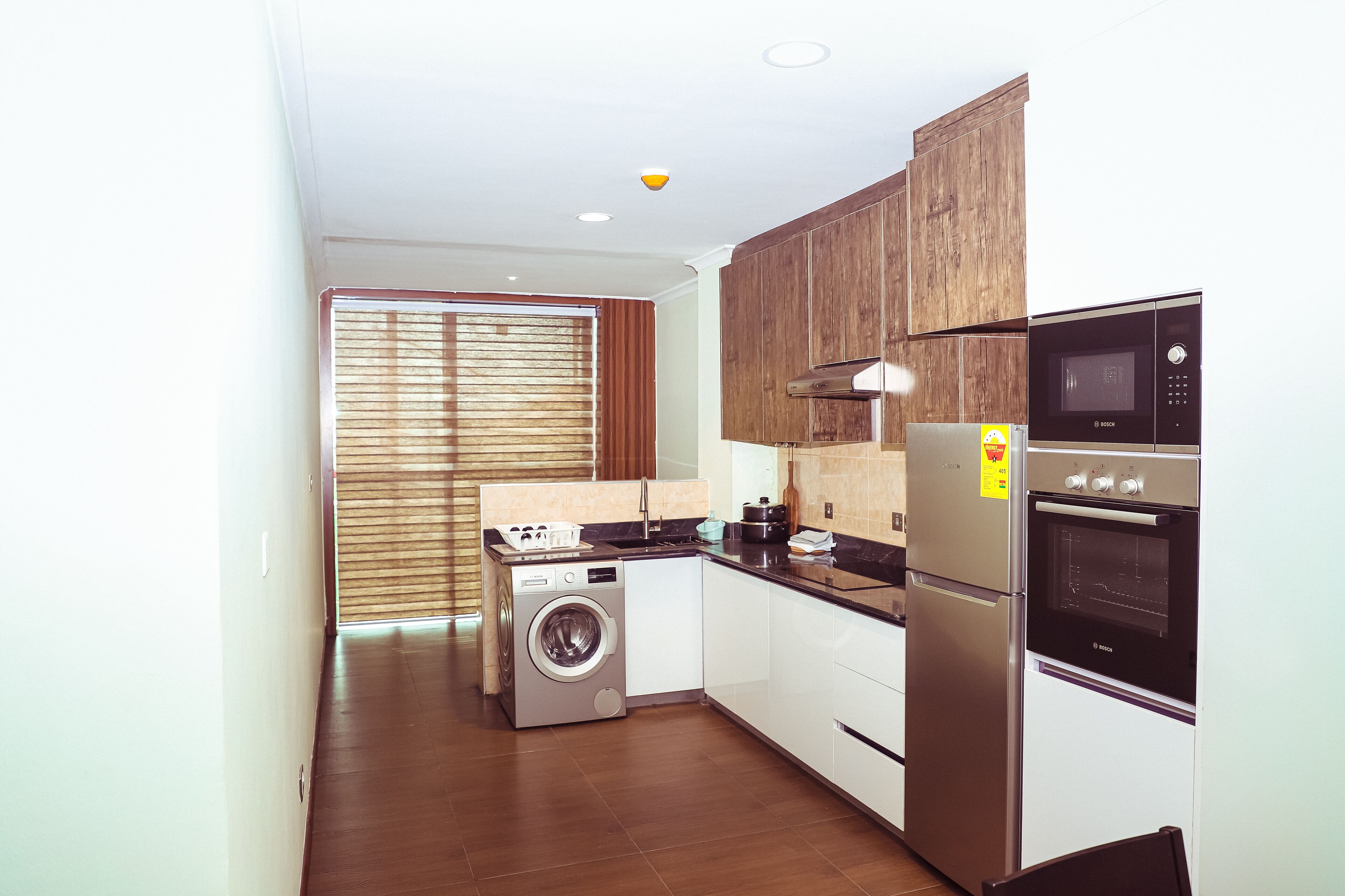 Kjøleskap, mikrobølgeovn, kokeplater og vannkoker