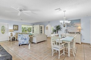 Smart TV, fireplace, video games, books - Casa Negroni -Steps to Beach -Pool Heat&Chill, FREE Boat Dock-50ft,Tiki & Pets✅ (Marathon)