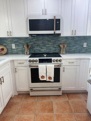 Fridge, microwave, oven, stovetop - Steps to Beach -Pool Heat&Chiller, Boat Dock to 50ft & Tiki Bar, Fire Pit, Pets✅ (Marathon)