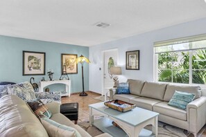 Smart-TV, Kamin, Videospiele, Bücher