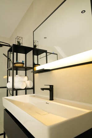 Comfort Double or Twin Room | Bathroom | Hair dryer, towels - HVN10 B&B (Stabroek)