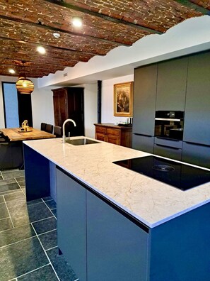 Habitación Deluxe, 2 habitaciones, cocina, vistas al jardín | Servicio de comidas en la habitación
