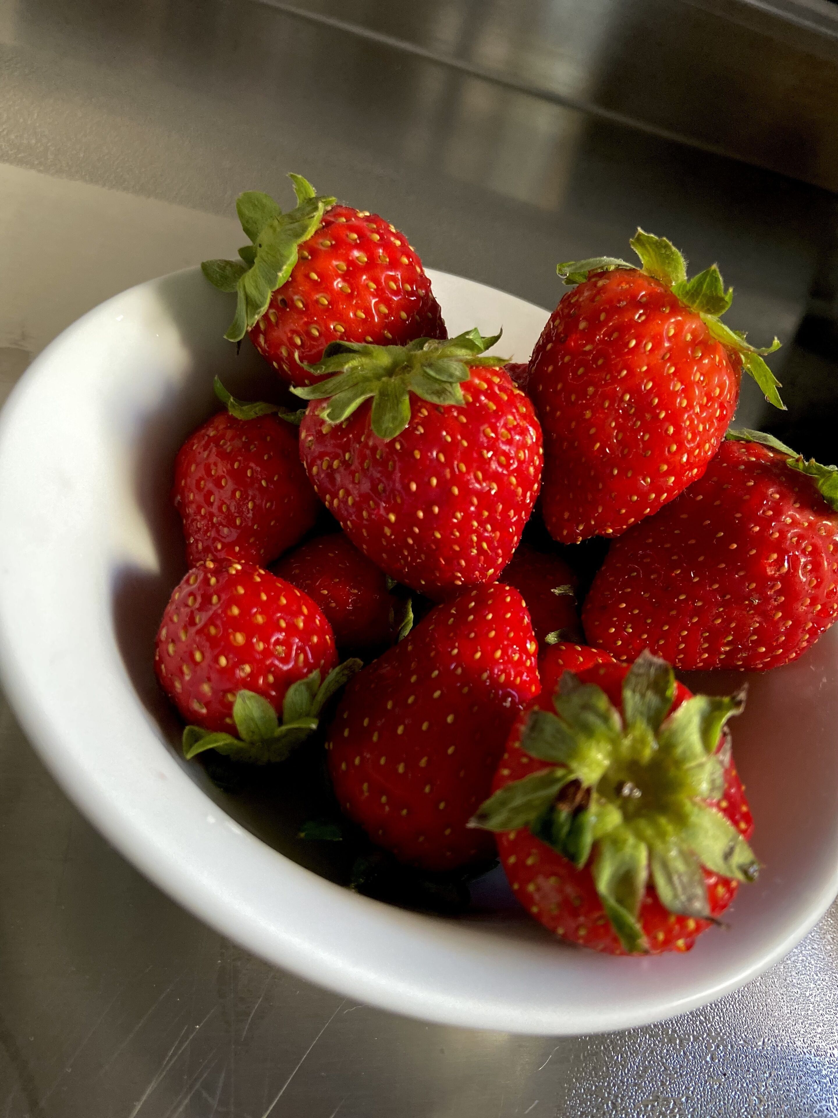 Een schaal verse aardbeien.