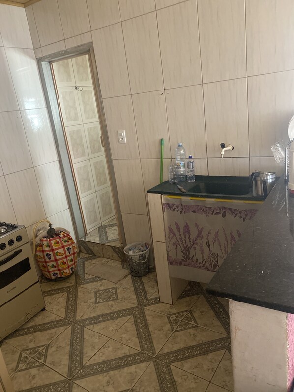 Refrigerador, horno, parrilla de estufa y utensilios de cocina 