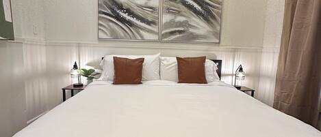 4 makuuhuonetta, työpöytä, silitysrauta/-lauta, vauvan matkasänky