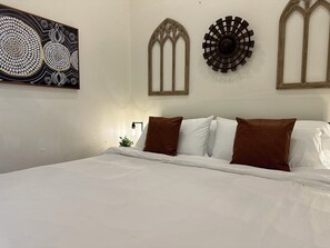 4 habitaciones, escritorio y tabla de planchar con plancha