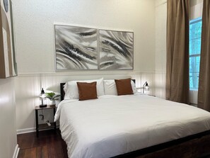 4 habitaciones, escritorio y tabla de planchar con plancha 