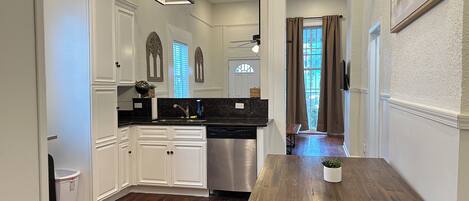 冷蔵庫、電子レンジ、オーブン、コンロ