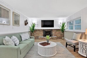 4 bedrooms - Kiss the Wave - Spacious 4BR 3BA w Pool hot tub (Indian Harbour Beach)