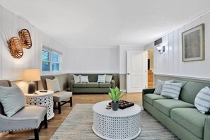 House | 4 bedrooms - Kiss the Wave - Spacious 4BR 3BA w Pool hot tub (Indian Harbour Beach)