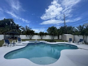 4 bedrooms - Kiss the Wave - Spacious 4BR 3BA w Pool hot tub (Indian Harbour Beach)