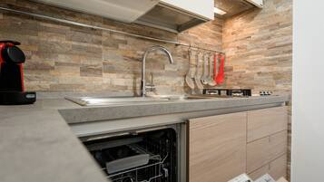 Comfort Studio | Private kitchen | Full-sized fridge, microwave, stovetop, dishwasher