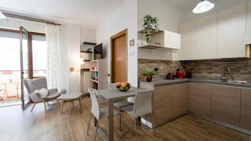 Studio Confort | Cuisine privée | Grand réfrigérateur, micro-ondes, plaque de cuisson, lave-vaisselle