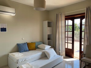 5 bedrooms, iron/ironing board, WiFi, bed sheets
