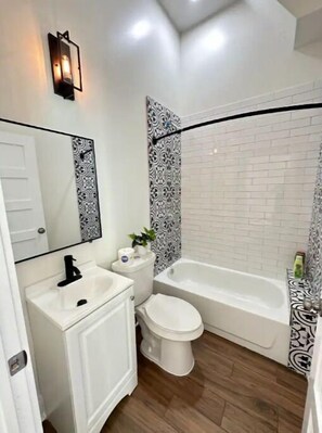Hair dryer, towels, soap, shampoo - Natural Beautiful Home -15 Mins to French Quarter! (New Orleans)