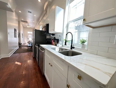 Fridge, microwave, oven, stovetop. Natural Beautiful Home -15 Mins to French Quarter!