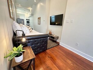 1 bedroom, iron/ironing board, travel cot, free WiFi - Natural Beautiful Home -15 Mins to French Quarter! (New Orleans)