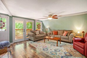 Living area - Cameo Tree Top Chalet - HOT TUB and Pet Friendly (Jasper)