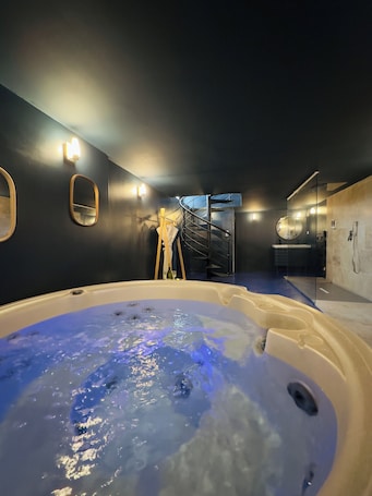 Comfort Suite | Bathroom | Shower, rainfall showerhead, hair dryer, bathrobes