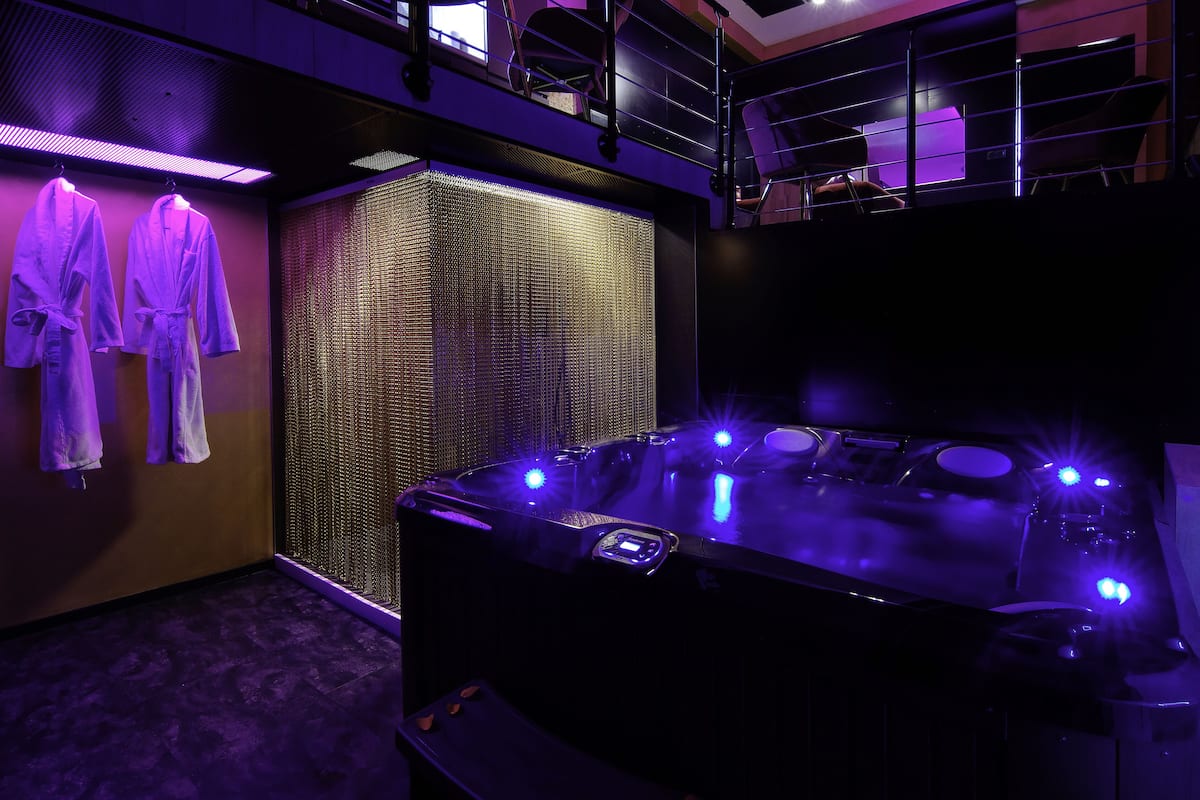 Romantic Suite | Bathroom | Shower, rainfall showerhead, hair dryer, bathrobes