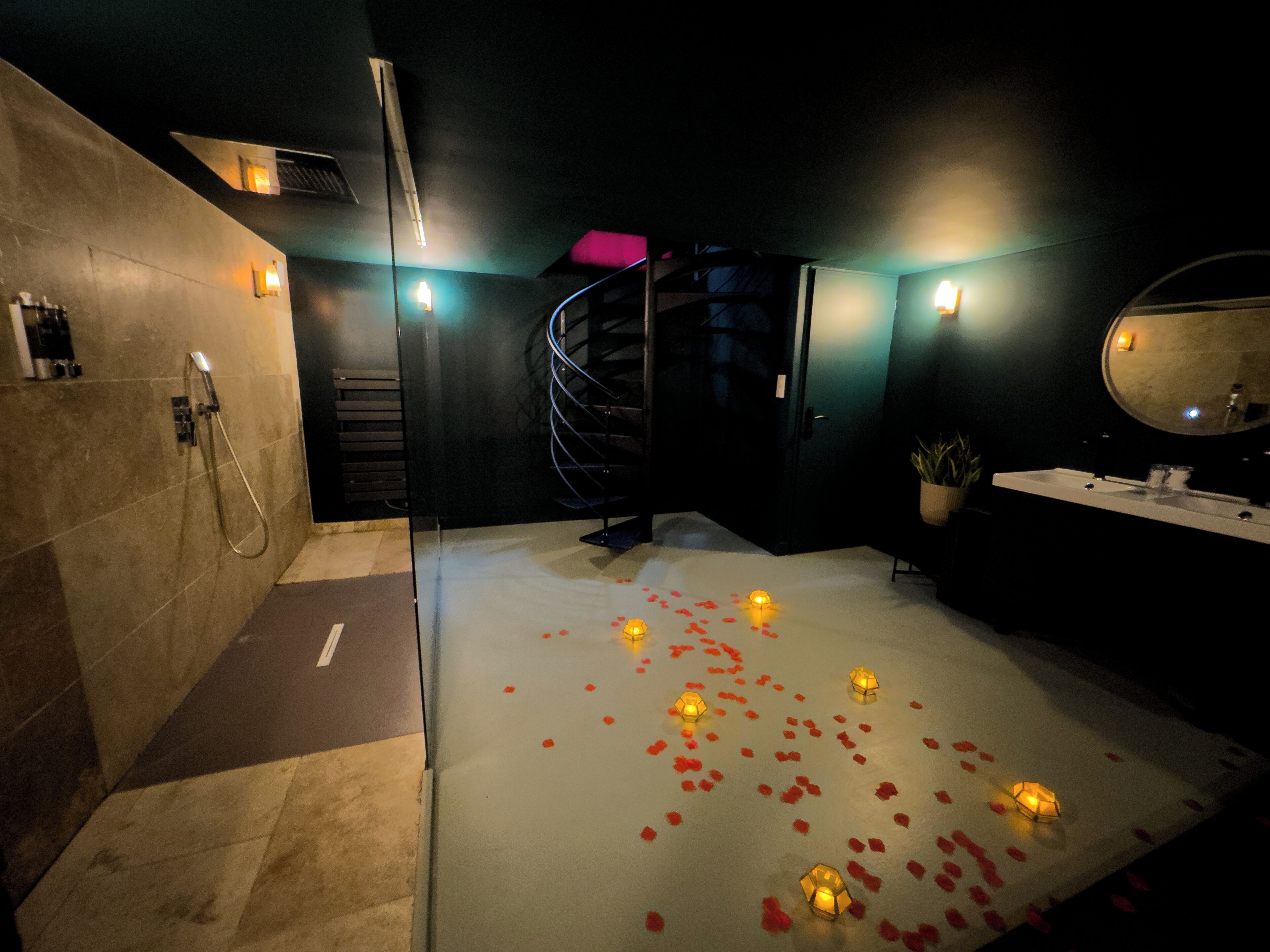 Suite Luxe | Salle de bain | Douche, douche à « effet pluie », sèche-cheveux, peignoirs