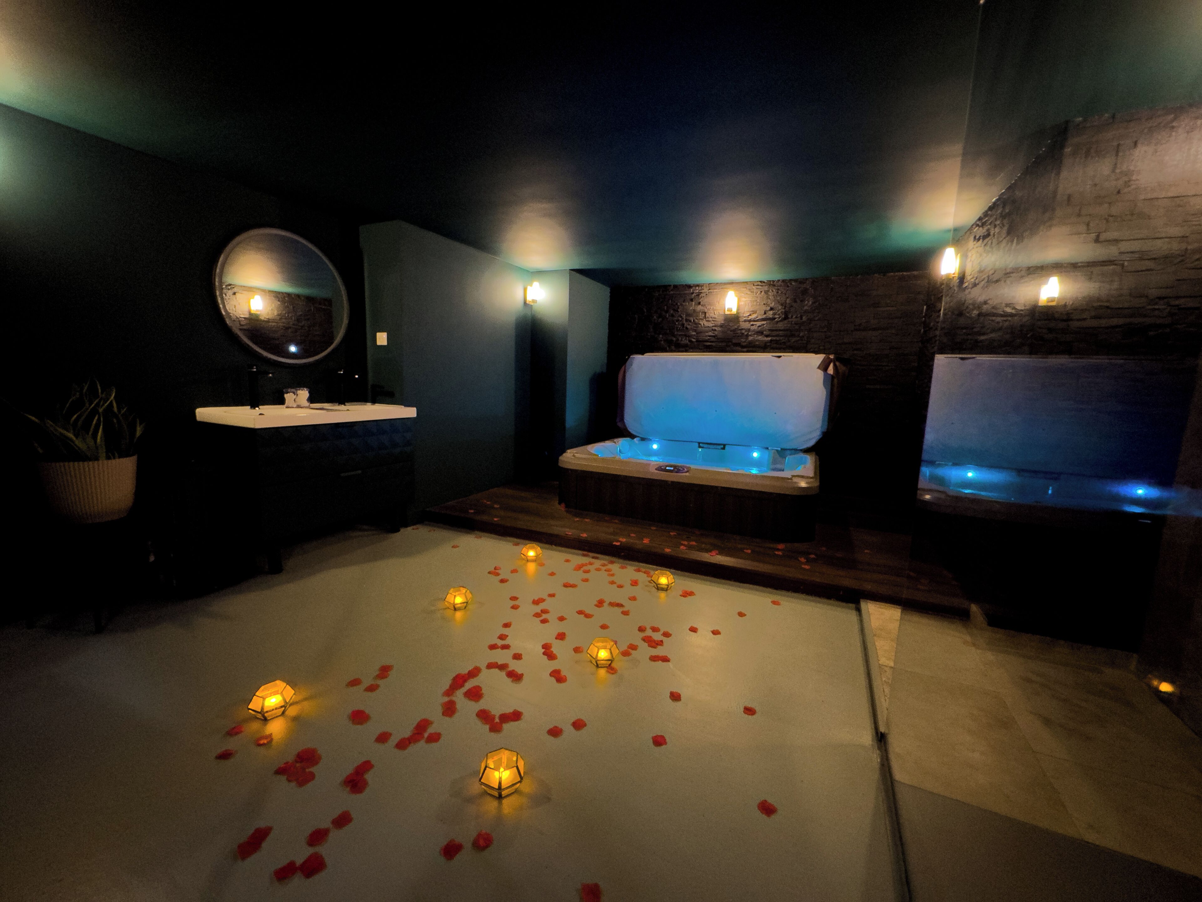 Luxury Suite | Bathroom | Shower, rainfall showerhead, hair dryer, bathrobes