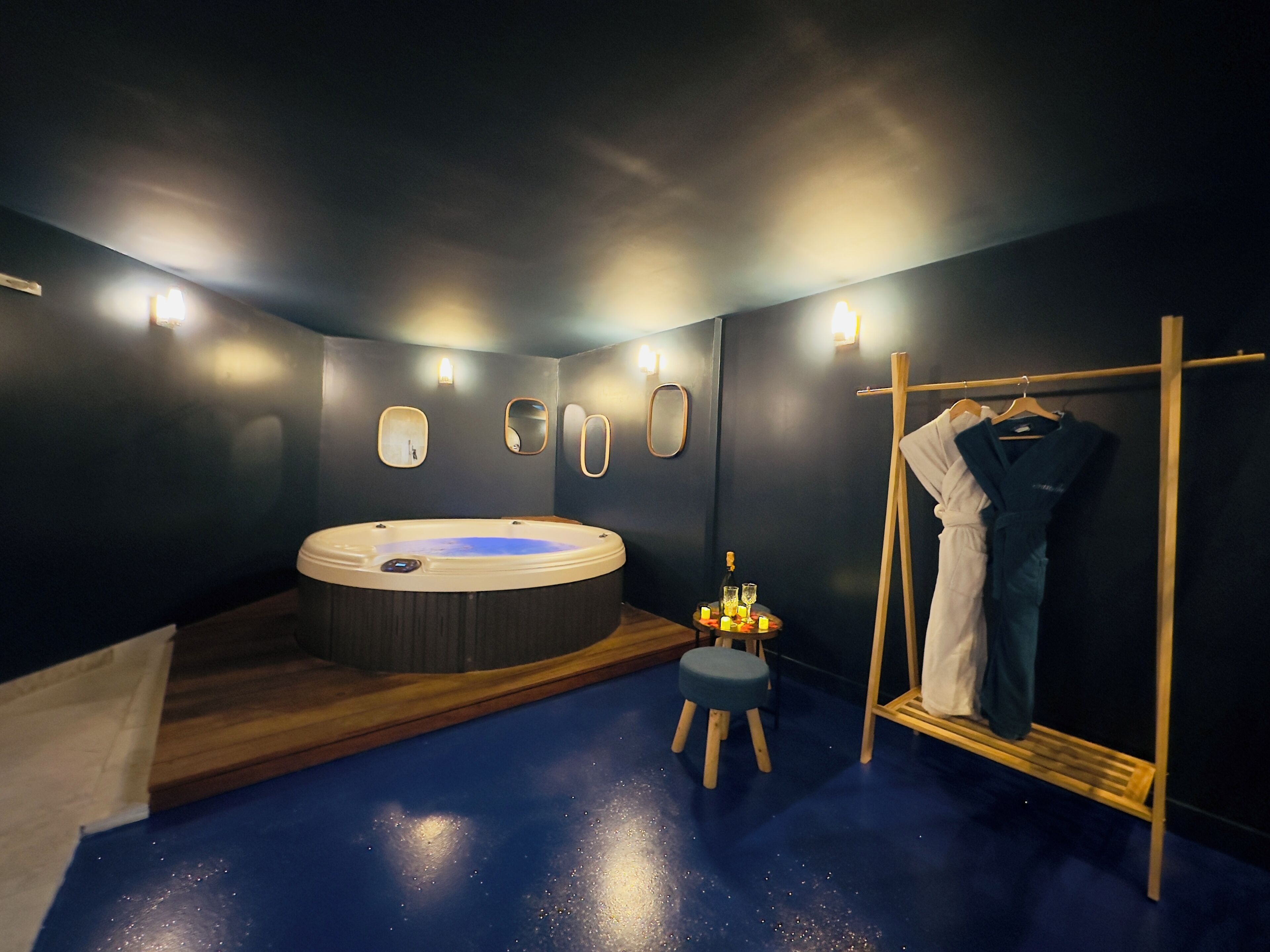 Suite Confort | Salle de bain | Douche, douche cascade, séchoir à cheveux, peignoirs