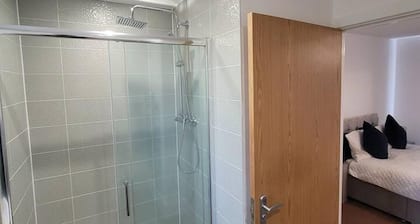 Spacious 3 Bed, Sleeps 5 and Free Parking