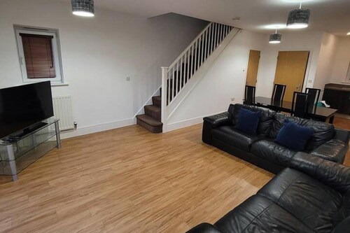Spacious 3 Bed, Sleeps 5 and Free Parking