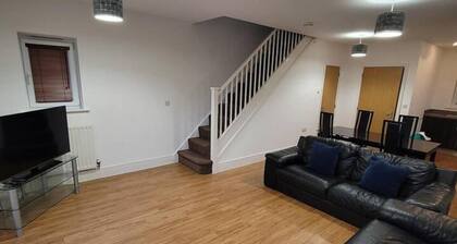 Spacious 3 Bed, Sleeps 5 and Free Parking