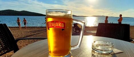 بالقرب من الشاطئ