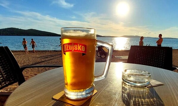 بالقرب من الشاطئ