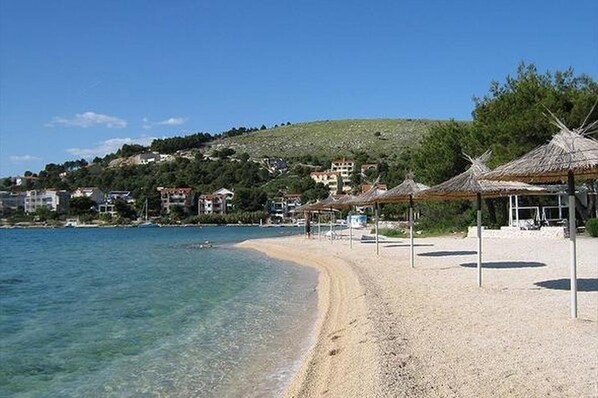 Una spiaggia nelle vicinanze