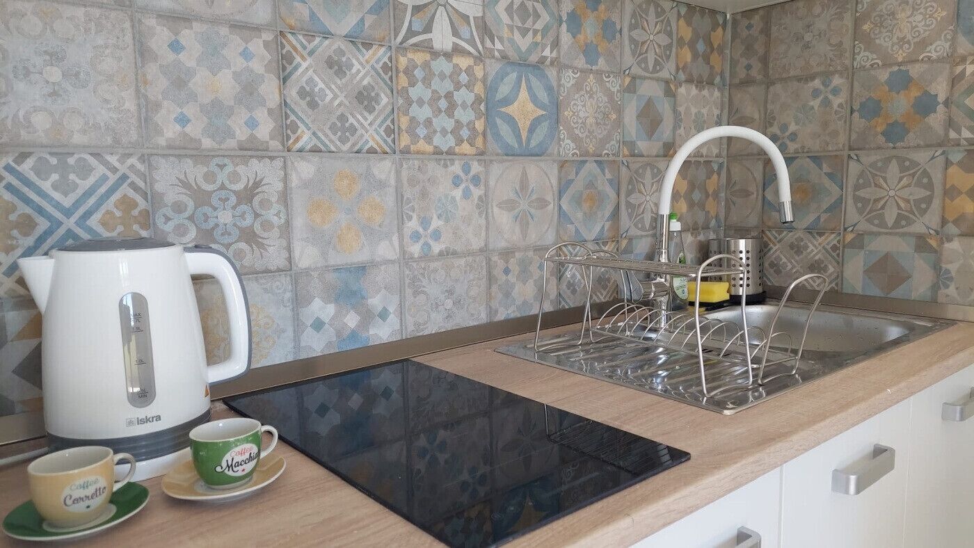 Refrigerador, horno, tetera/pava eléctrica, utensilios de cocina